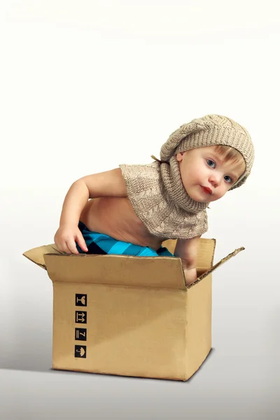 Αγόρι που θέτουν σε κουτί — Φωτογραφία Αρχείου