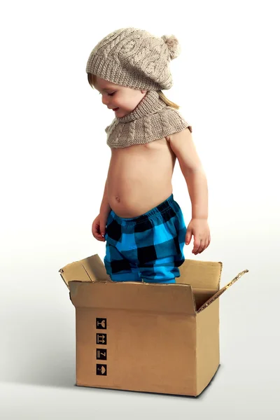 Ragazzo in posa in una scatola — Foto Stock