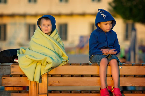 Due ragazzi seduti a guardare l'alba — Foto Stock