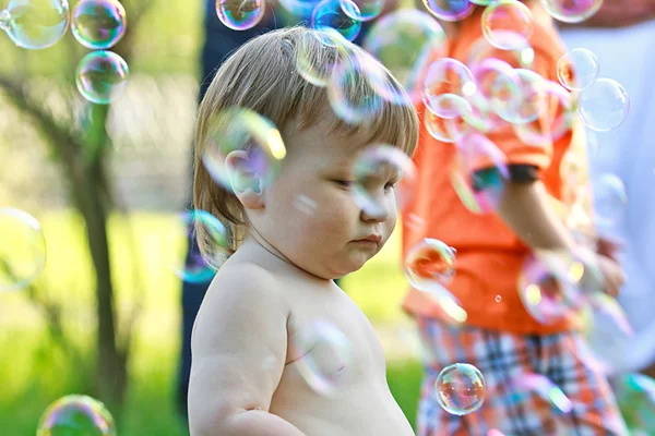 Jongen onder zeepbellen — Stockfoto