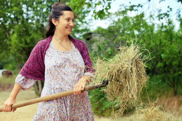 Meisje in retro jurk op de natuur — Stockfoto