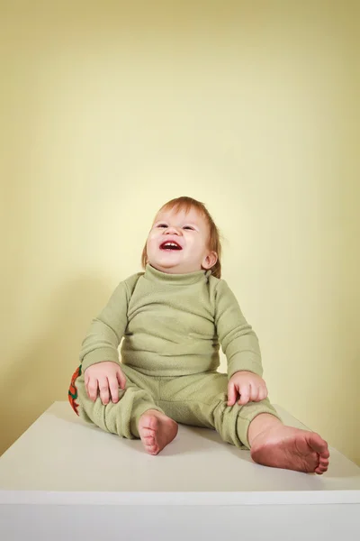 Lachende jongen in de studio — Stockfoto