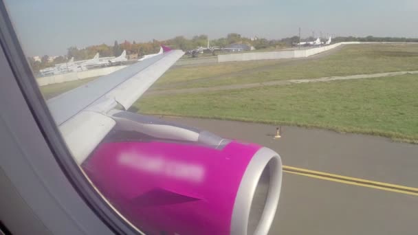 Вид пассажиров внутри самолета — стоковое видео