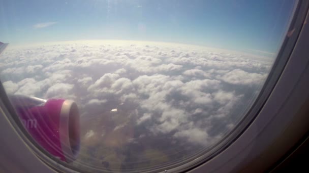 Flyver over skyer – Stock-video