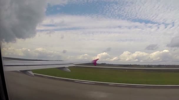Взлет самолета — стоковое видео