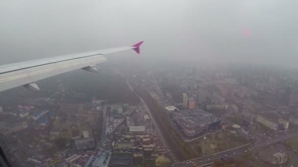 Vliegen boven stad — Stockvideo