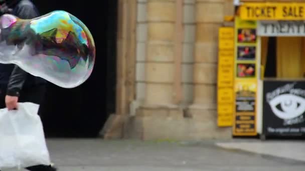 Создание мыльного пузыря — стоковое видео