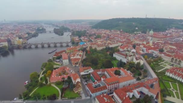 Praag luchtfoto pan — Stockvideo