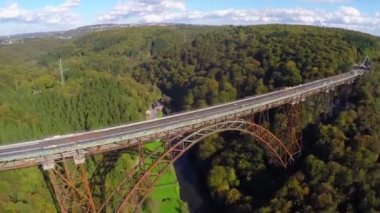 Demiryolu köprüsü üzerinde uçan