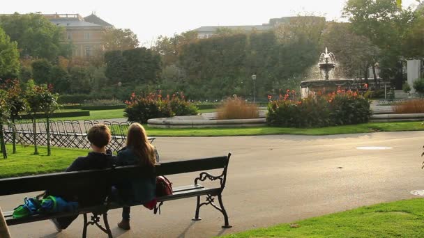 Dos amantes en el parque — Vídeos de Stock