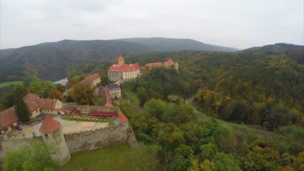 Militära, medeltida slott med fängelse — Stockvideo