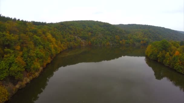 Klidná řeka na podzim