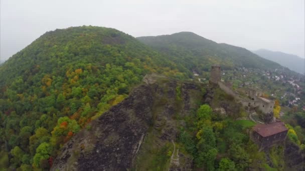 Middeleeuwse Europese kasteel op rotsen — Stockvideo