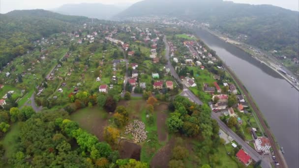 Pequeño pueblo a lo largo del río — Vídeo de stock