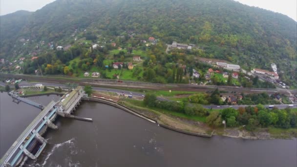 Річка гребля і невелике село — стокове відео