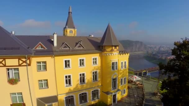 Castelo contemporâneo amarelo — Vídeo de Stock