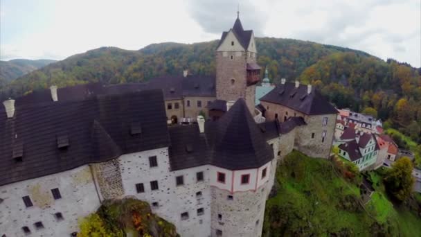 Stare mury średniowiecznego zamku — Wideo stockowe