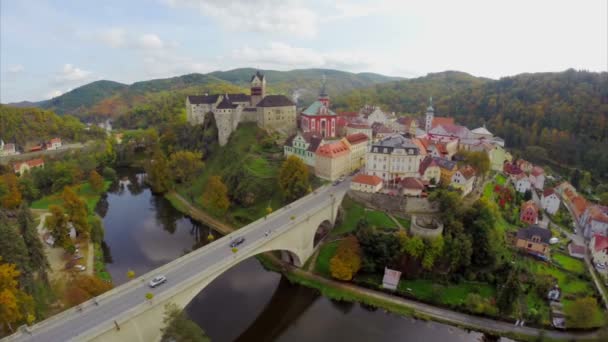 Ευρωπαϊκό κάστρο με τον ποταμό — Αρχείο Βίντεο