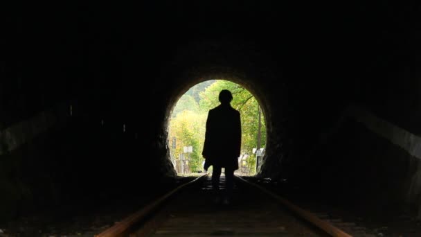 Потерянная женщина в темном туннеле — стоковое видео