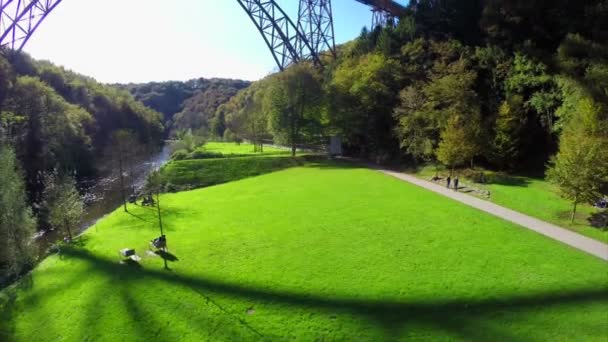 Riesige Hochbrücke in Deutschland — Stockvideo