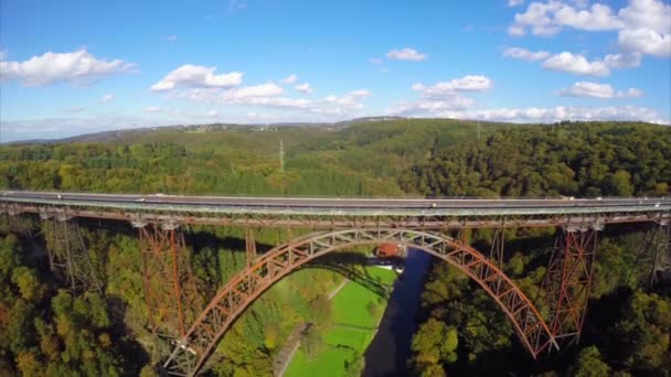 Puente ferroviario de acero alto viejo — Vídeo de stock