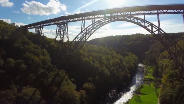 Puente ferroviario de acero alto viejo — Vídeo de stock