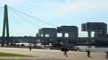 City quay için bisiklet binici