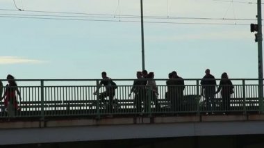 Köprüde yürüyen insanlar