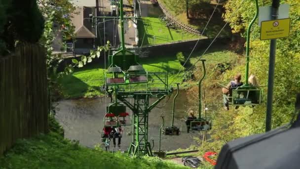 Seilbahn über Fluss — Stockvideo