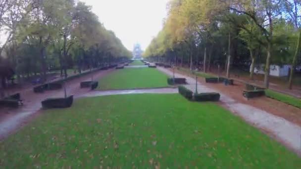 Vliegen door park van Brussel — Stockvideo