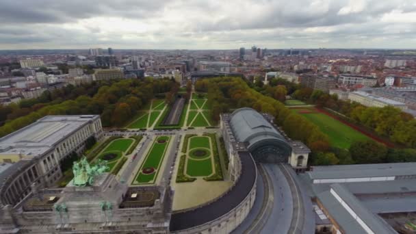 Mooie boog in park van Brussel — Stockvideo