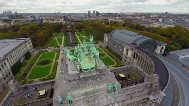 Pferdedenkmal im Park von Brüssel — Stockvideo