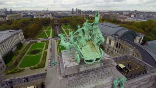 Pferdedenkmal im Park von Brüssel — Stockvideo