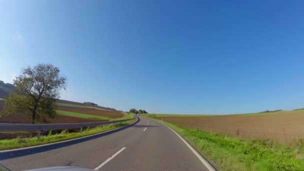 Οδήγηση αυτοκινήτου στον δρόμο του χωριού — Αρχείο Βίντεο