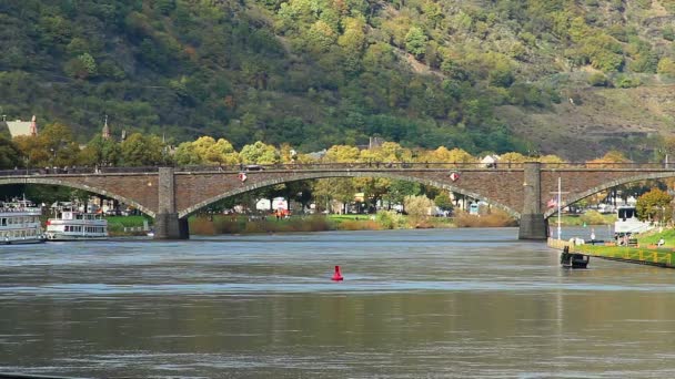 Stenen brug over de rivier — Stockvideo