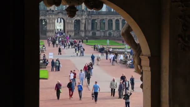 Timelapse toeristische mensen in Dresden — Stockvideo