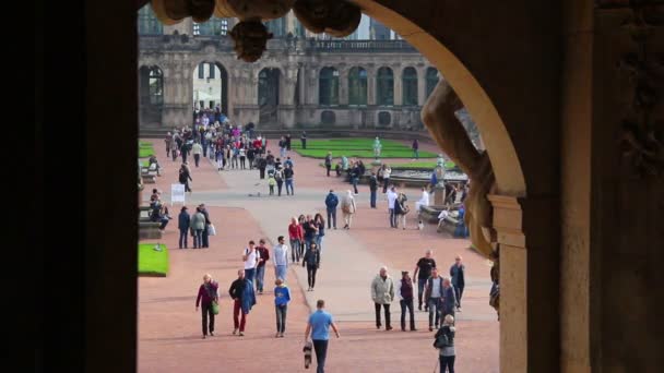 Turistas en Dresde — Vídeo de stock