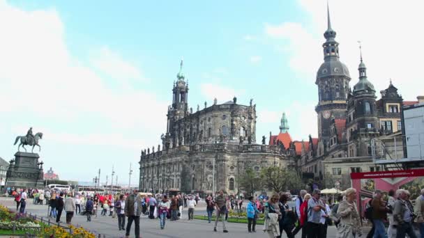 Tourists in German city Dresden — Stock Video