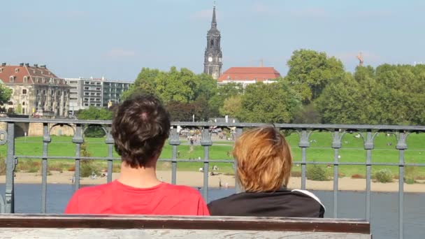 Par som sitter på bänken — Stockvideo