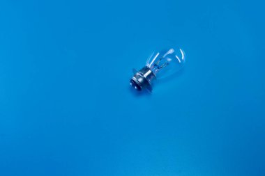 Mavi arka planda bir otomotiv aracının ampulü.