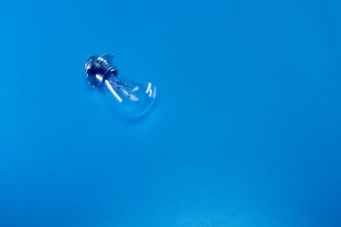 Mavi arka planda bir otomotiv aracının ampulü.