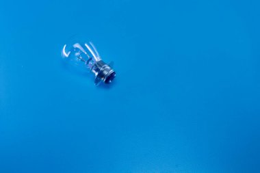 Mavi arka planda bir otomotiv aracının ampulü.