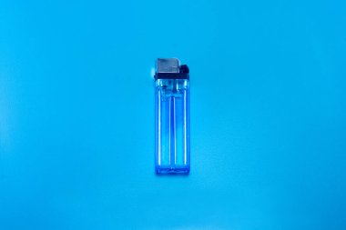 Açık mavi arkaplanda mavi gaz çakmağı