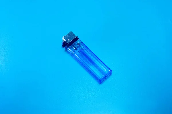 Encendedor Gas Azul Sobre Fondo Azul Claro — Foto de Stock