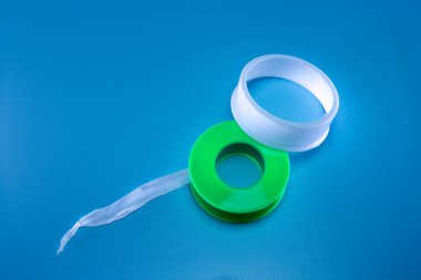 Mavi arka planda yeşil kabuklu beyaz mühür bandı