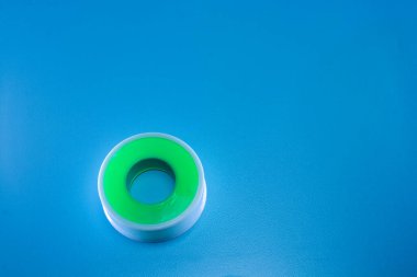 Mavi arka planda yeşil kabuklu beyaz mühür bandı