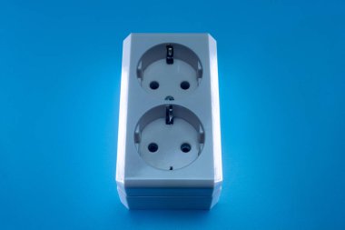 Mavi arkaplanda çift prizli elektrik prizi