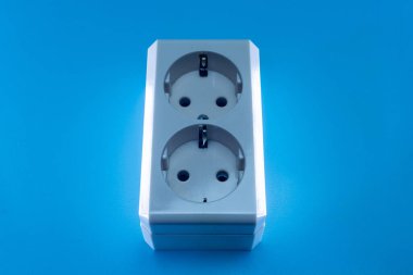 Mavi arkaplanda çift prizli elektrik prizi