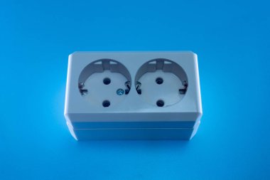 Mavi arkaplanda çift prizli elektrik prizi