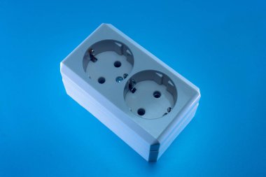 Mavi arkaplanda çift prizli elektrik prizi